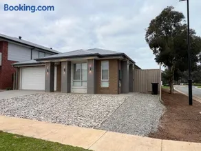 PONZ Lake Retreat - Nagambie - Image 3