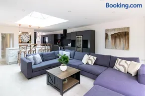Stylish 5 Bed House Sleeps 10 Free Parking Garden Near Leicester City Centre - Image 2