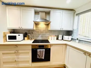 NEW Central Ryde Retreat, Melville Duplex, short walk to Beach Sleeps 6 - Image 3