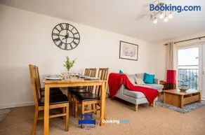 Two Bedroom Apartment By Beds Away Short Lets & Serviced Accommodation Close to Kidlington Airport and Blenheim Palace - Image 3