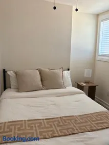 Private Room- Separate Entrance & Ensuite Bath - Image 4