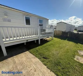 Sleeps 8 guests lovely 3 Bedroom Golden Gate Towyn - Image 2