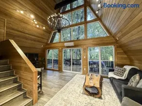 Brand New Fox Hill Cabin Where Country Charm nearby Hot Springs - Image 2