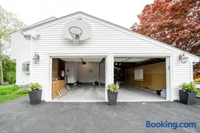Spacious 6BR Randolph Retreat - Pet-Friendly & Near I-93 & Route 24 Access 35 - Image 4