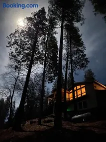 Cozy mountain retreat with lake views near Yosemite - Image 1