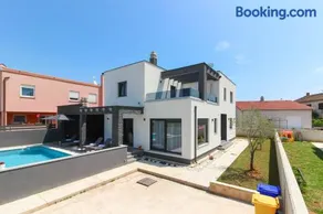 Modern villa Maeni with private pool in Pula - Image 2