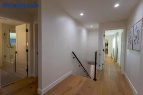 Spacious & Stylish Home in heart of Glendale - Image 2