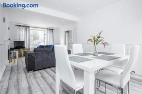 Bright and spacious home with free parking and garden - Image 1