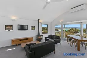 THE SHOREHOUSE - Ocean Views - 50m from Beach - Image 4