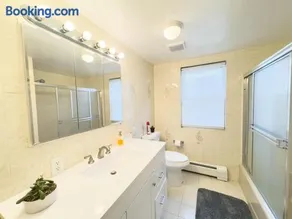 Spacious and Convinient near NYC Parking Available - Image 4