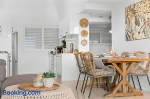 3 Bedroom Penthouse-Short Walk to Sandstone Point - Image 5