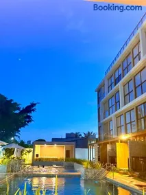 Flat has rooftop with barbecue and sea view - Image 2