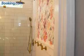 The Tea CottageStylishRain ShowerLocation - Image 4