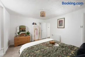 City Centre 1 bed Georgian flat with courtyard - Image 5