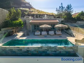 THE COTTAGE - Modern Tradition - Luxury 2-Bedroom Boho Retreat with Private Infinity Pool - Image 2