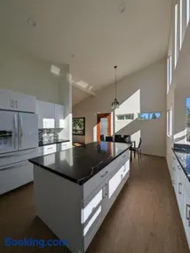 Spacious 3BR Retreat - Sleeps 6 - Near Seattle - Image 1