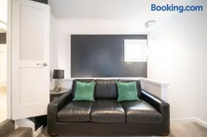 Modern Downtown Top Floor Penthouse With Bay Views - Image 5