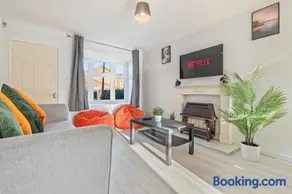 Modern 3BR Home by Hyped Properties Best for Groups & Contractors Flexible Stays Near Centre with Free Parking - Image 1