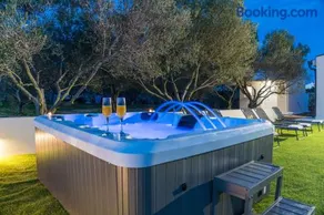 Villa Grioni, beach front villa with jacuzzi - Image 3