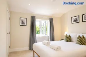 White House Hideaway with sea views, 2 minute walk to Pett Level beach - Image 3