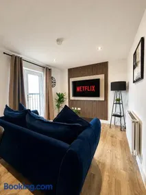 MODERN & STYLISH Bedford Apartment, SLEEPS 5, 2 FREE PARKING, QUIET LOCATION, 2 BED 2 BATH, 4 Separate Beds & Near M1 - Image 1