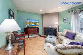 Modern 3BR Home Sleeps 5 Near UNC & Downtown - Image 1