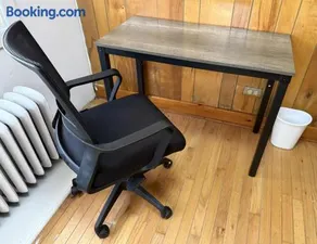Private 1-bed house convenient to NYC bus and train - Image 2