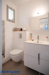 Property with pool and independent studio in Aix - Image 4