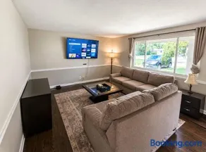 Spacious Family-Friendly Estate - Image 2