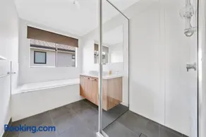 Modern 4-Bedroom Retreat, Steps from Park & Mall, New & Stylish! - Image 2