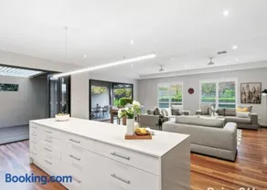 Sun room in the European style Luxorious Home - Image 4
