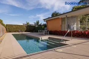 Birchwood Villa Cowes, Pool & Tennis in complex - Image 4