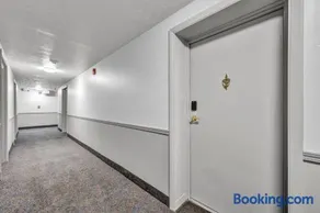 Near Airport - King Bed - Pet Friendly - Image 3