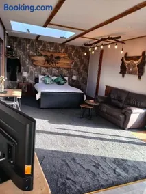 The Hideaway with hot tub - Image 5