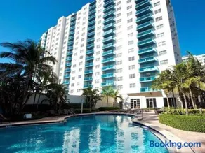 Beautiful penthouse condo with stunning views of both ocean and city - Image 2