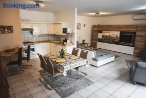 Bory Apartman, zárt udvari parkolás, MET Aréna 2,5 km - Image 1