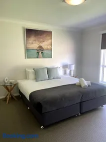 Stylish Open Plan Retreat - Image 4