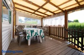 Mobil-home avec terrasse et jardin | Vue jardin - Image 2