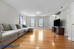 Near YALE - Beautiful Waterfront Townhouse in New Haven - Image 3