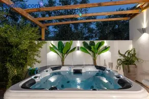 Jacuzzi deluxe villa - Image 2