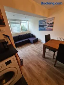 Stylish family home with free parking near Bristol & Bath - Image 5