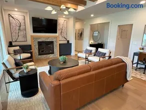 New Luxe Modern Ranch - 2 Primary Suites - Image 3