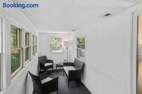 Apt with heated garage Libertyville Near Naval Base - Image 3