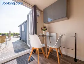 Estuary View - Cosy Shepherds Hut for Two with Private Facilities - Image 2