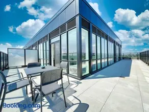 The Panorama Penthouse - 180 Views and Free Parking by Instant Suites - Image 2