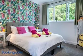 Luxury Country Cottage - Apple Pie Luxury Escapes - Image 4