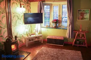 Pink Door Cottage - Image 4