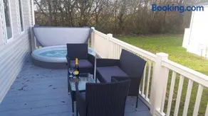 KSR Hot Tub Holiday Home at Tattershall Lakes - Image 3