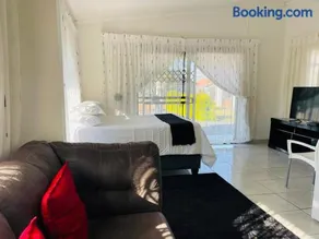 Kwa Mmaloapi Guest House - Image 2
