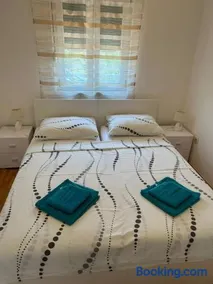 Beachfront Top Floor Apartment Trogir - Image 3